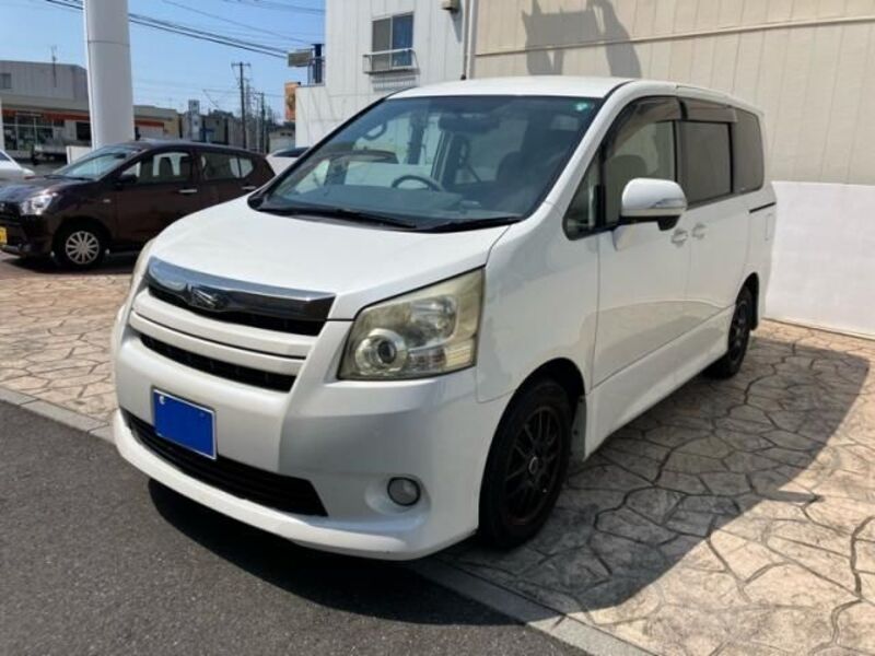 TOYOTA NOAH