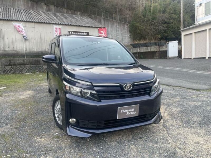 TOYOTA VOXY