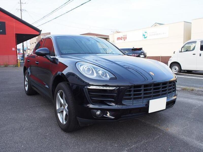 PORSCHE MACAN