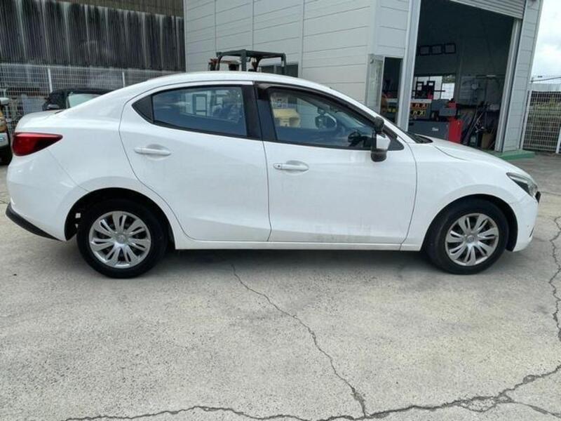MAZDA2