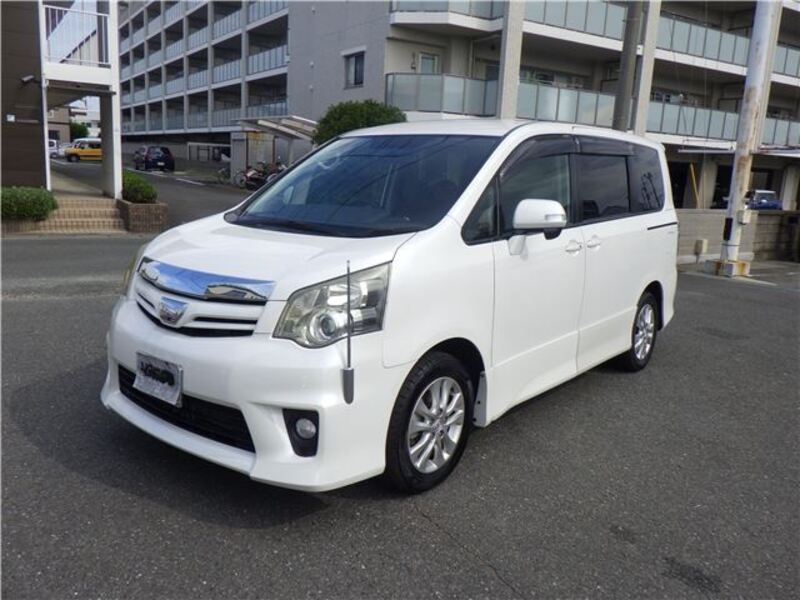 TOYOTA NOAH