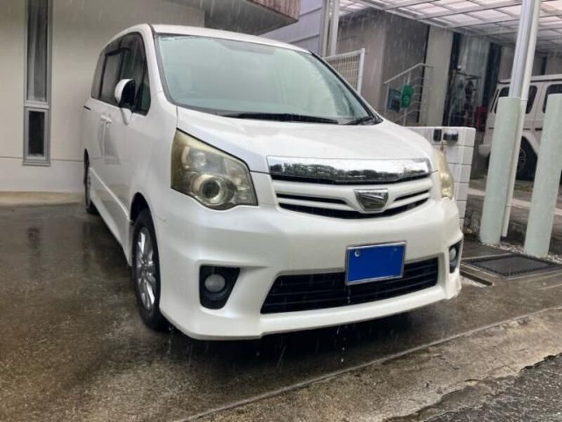 TOYOTA NOAH