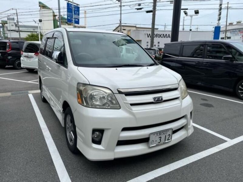 TOYOTA NOAH