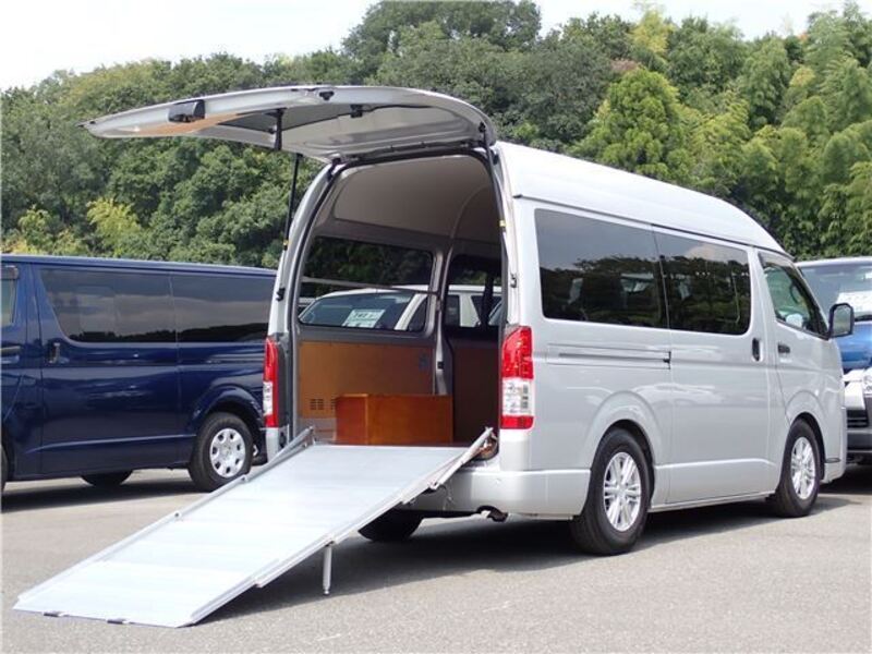 TOYOTA HIACE VAN