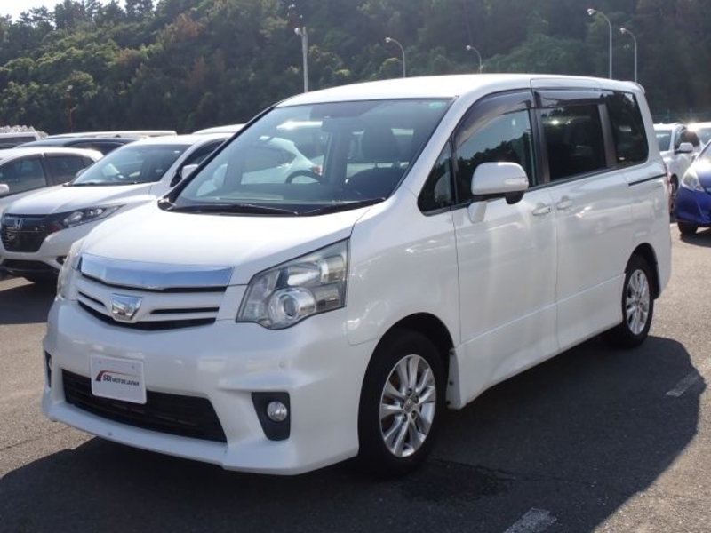TOYOTA NOAH