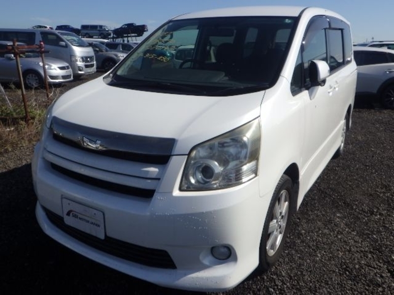 TOYOTA NOAH