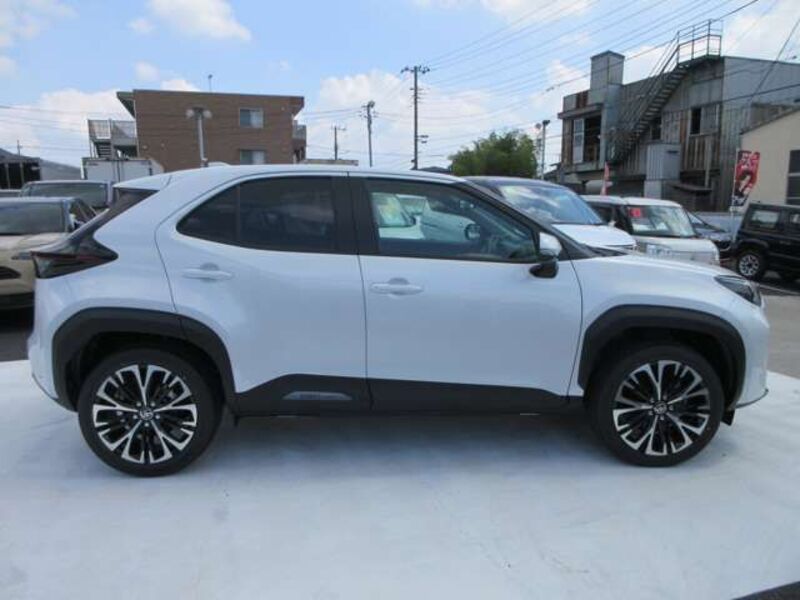 YARIS CROSS