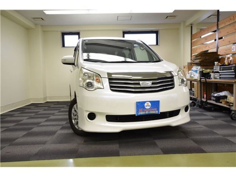 TOYOTA NOAH