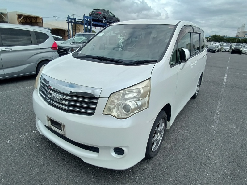 TOYOTA NOAH