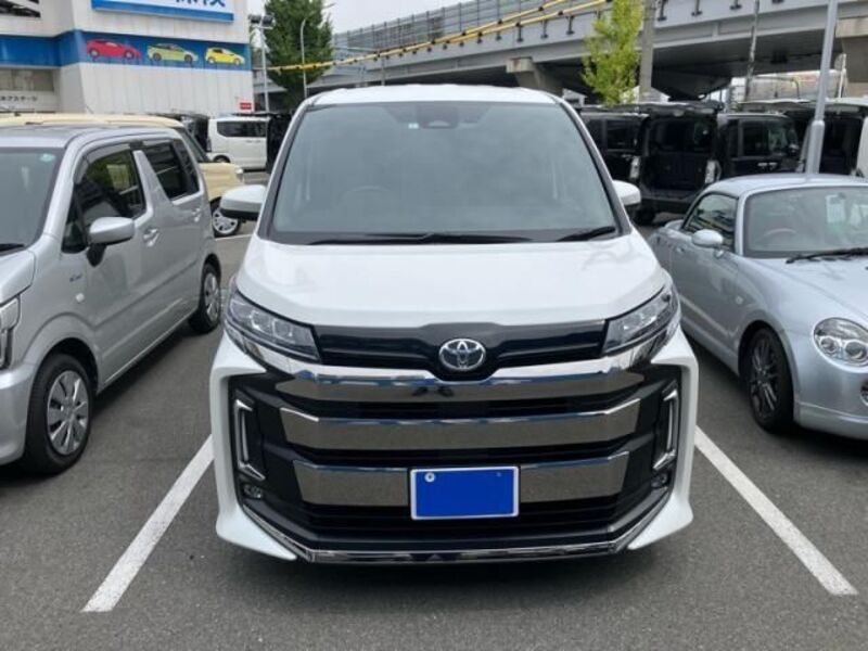 TOYOTA NOAH