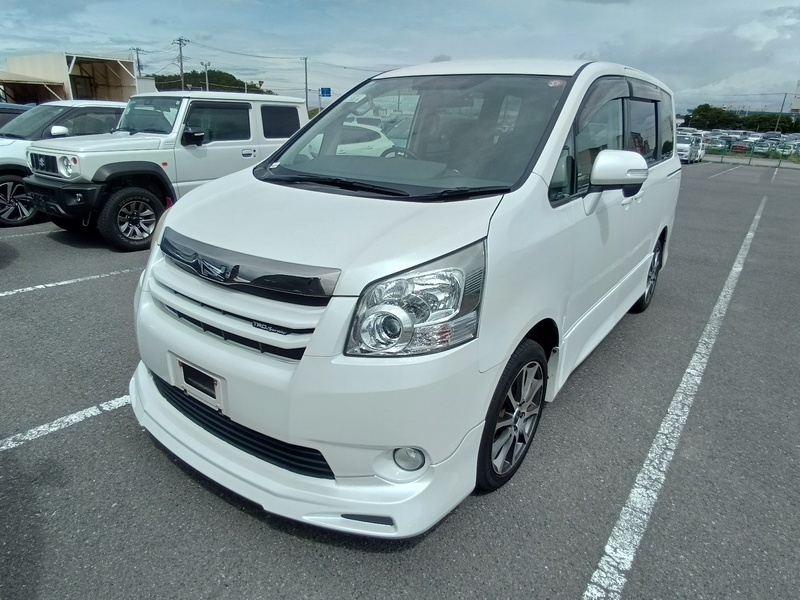 TOYOTA NOAH