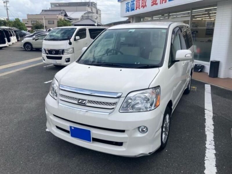 TOYOTA NOAH