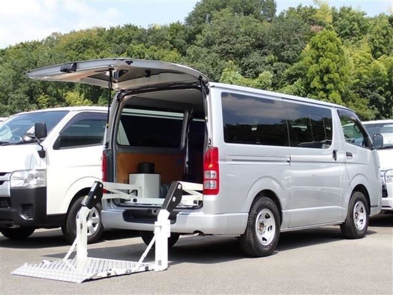 TOYOTA HIACE VAN