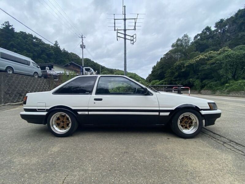 COROLLA LEVIN