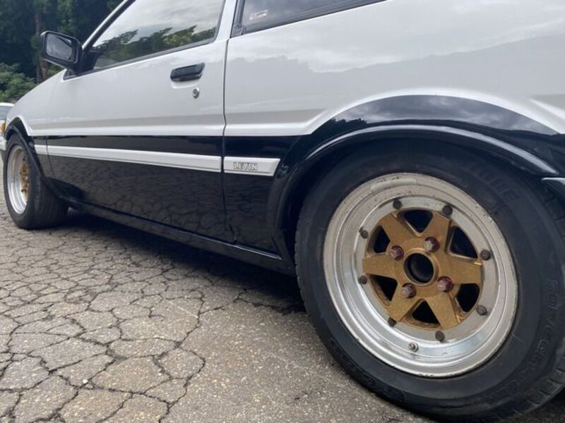 COROLLA LEVIN