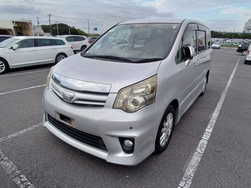 TOYOTA NOAH