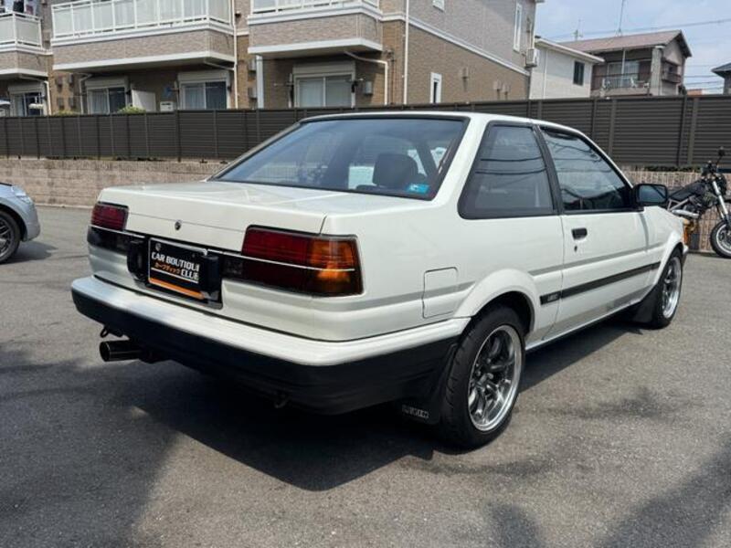 COROLLA LEVIN