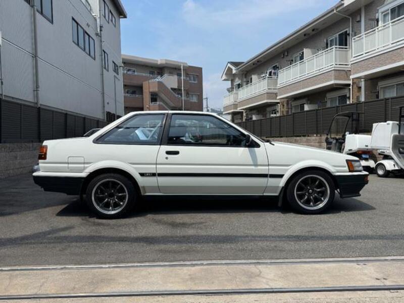 COROLLA LEVIN