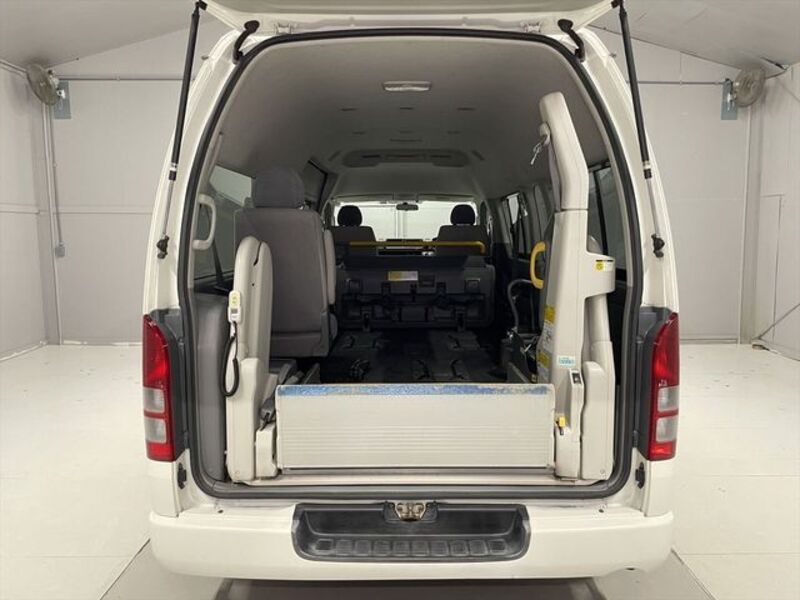 HIACE COMMUTER