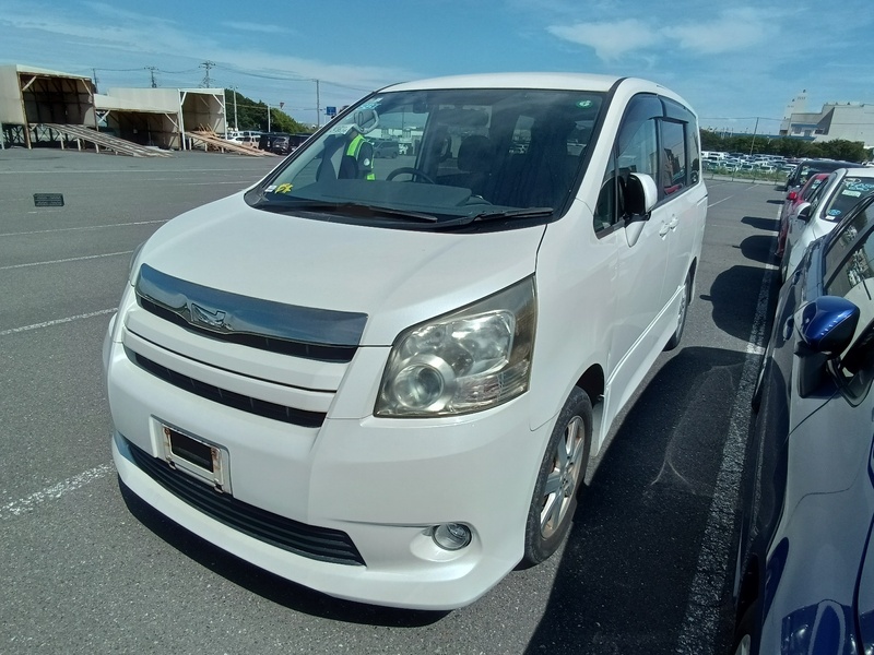 TOYOTA NOAH