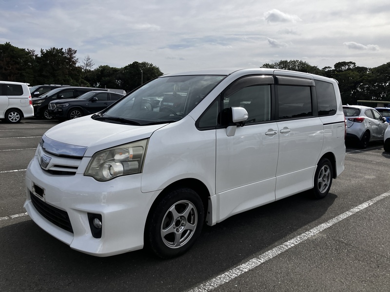 TOYOTA NOAH