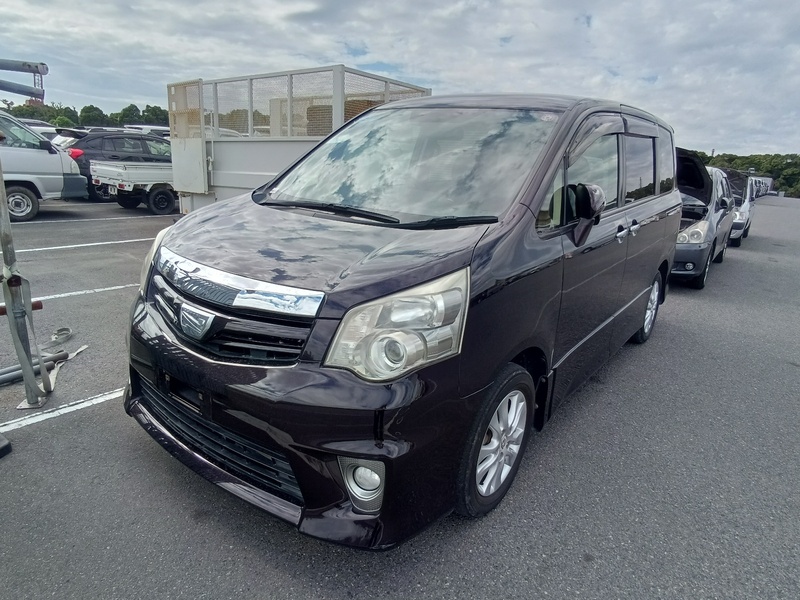 TOYOTA NOAH