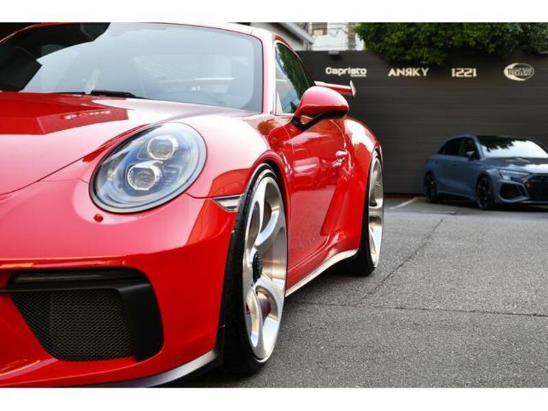 911