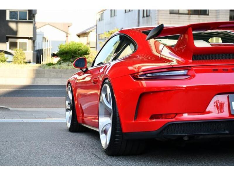 911