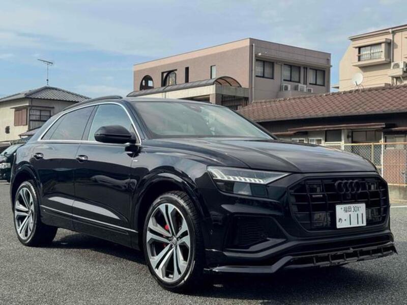 AUDI Q8