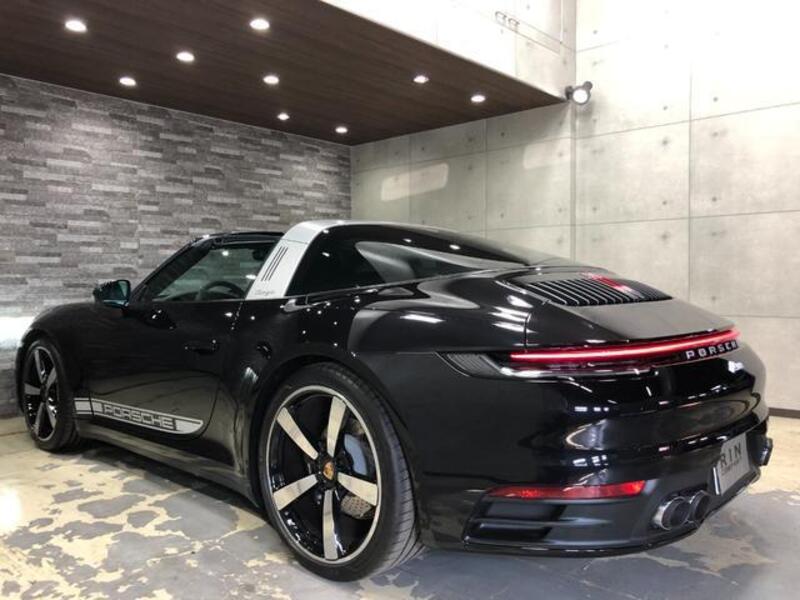 911