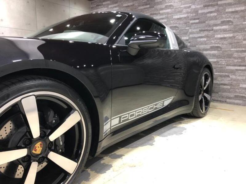 911