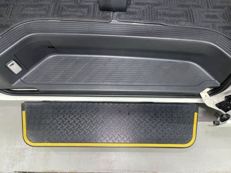 HIACE COMMUTER
