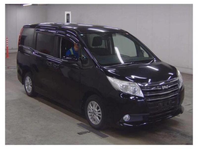 TOYOTA NOAH
