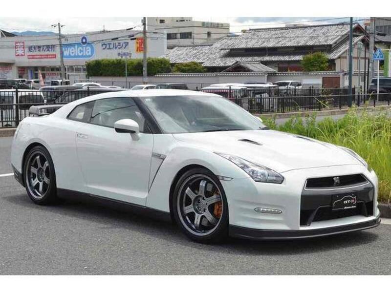 NISSAN GT-R