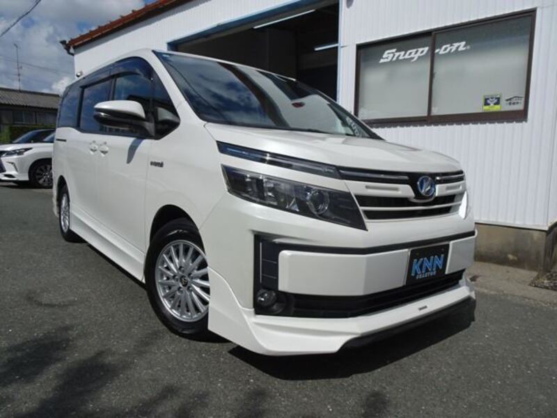 TOYOTA VOXY