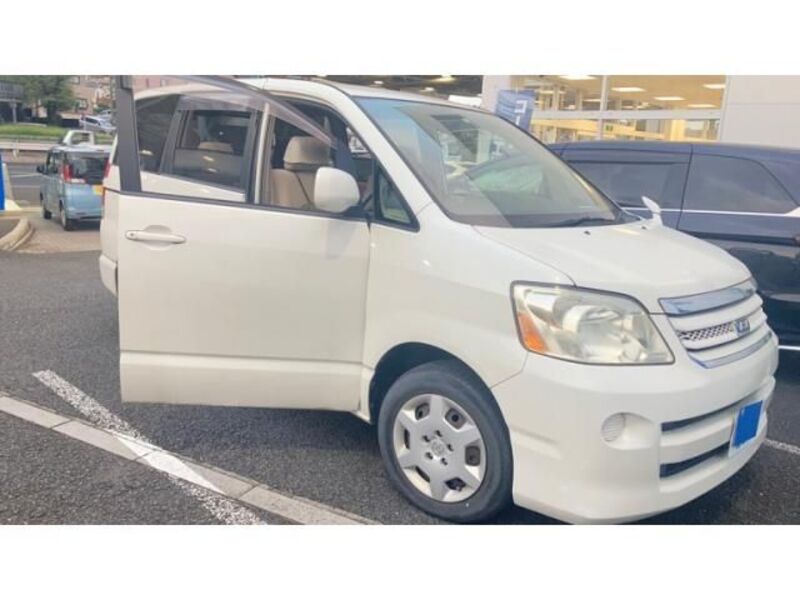 TOYOTA NOAH