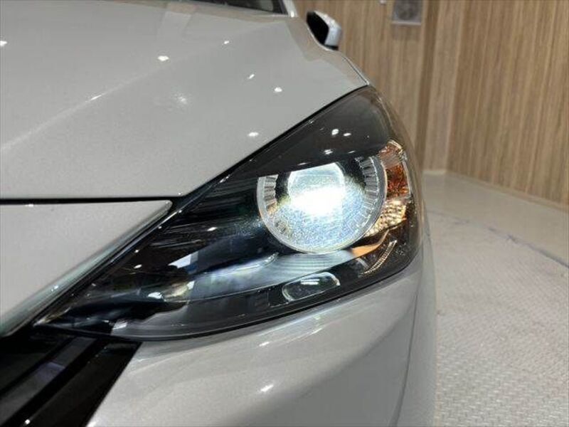 MAZDA2