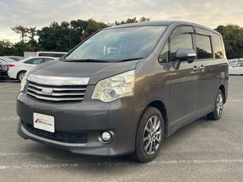 TOYOTA NOAH