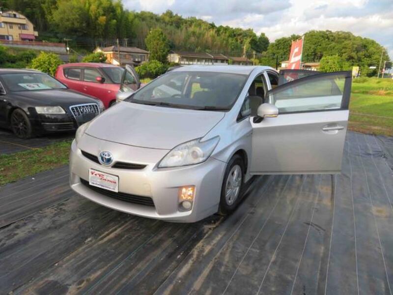 TOYOTA PRIUS