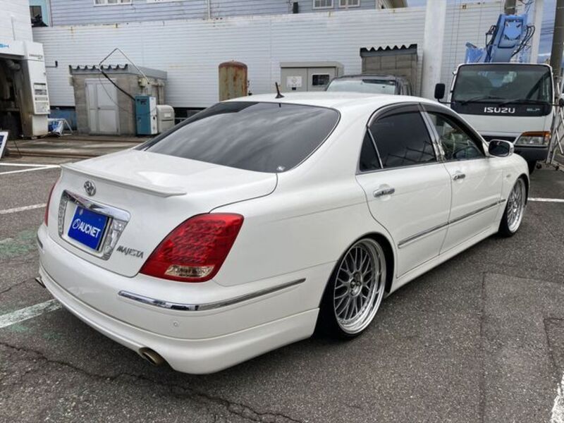 CROWN MAJESTA