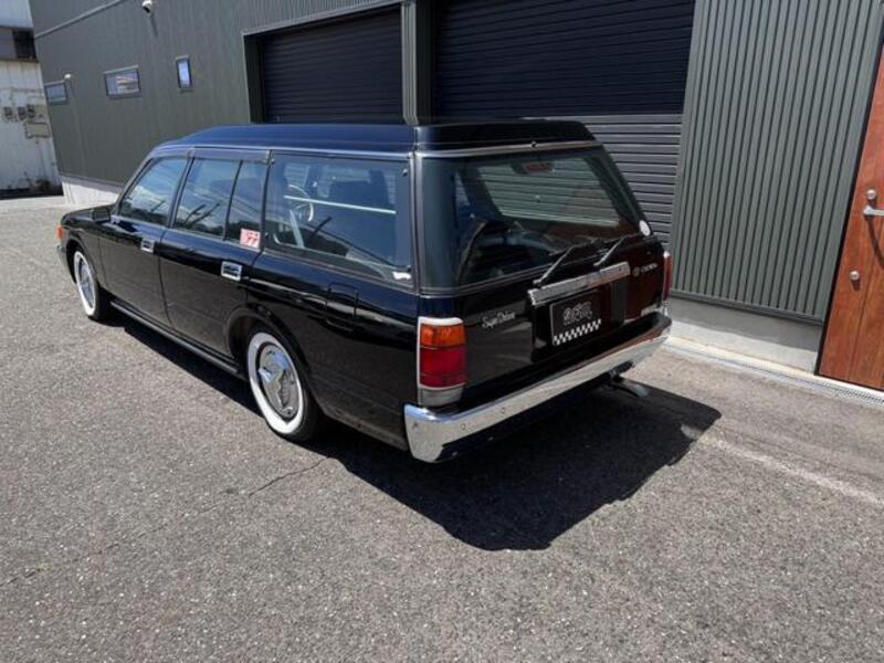CROWN VAN