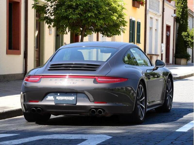 911