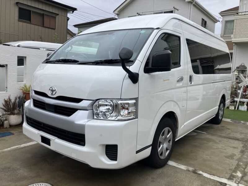TOYOTA HIACE COMMUTER
