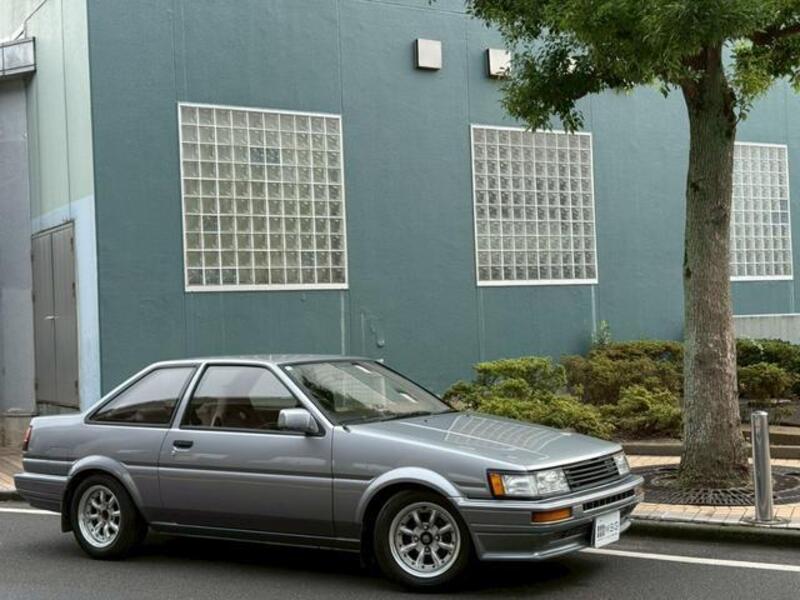 COROLLA LEVIN