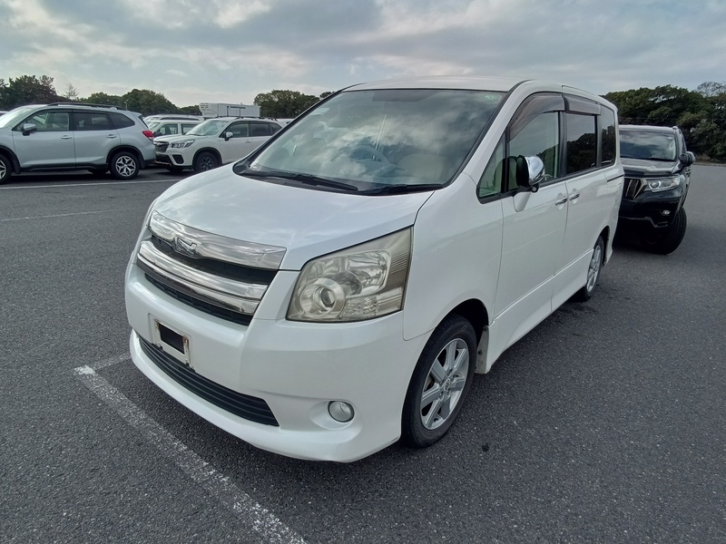 TOYOTA NOAH