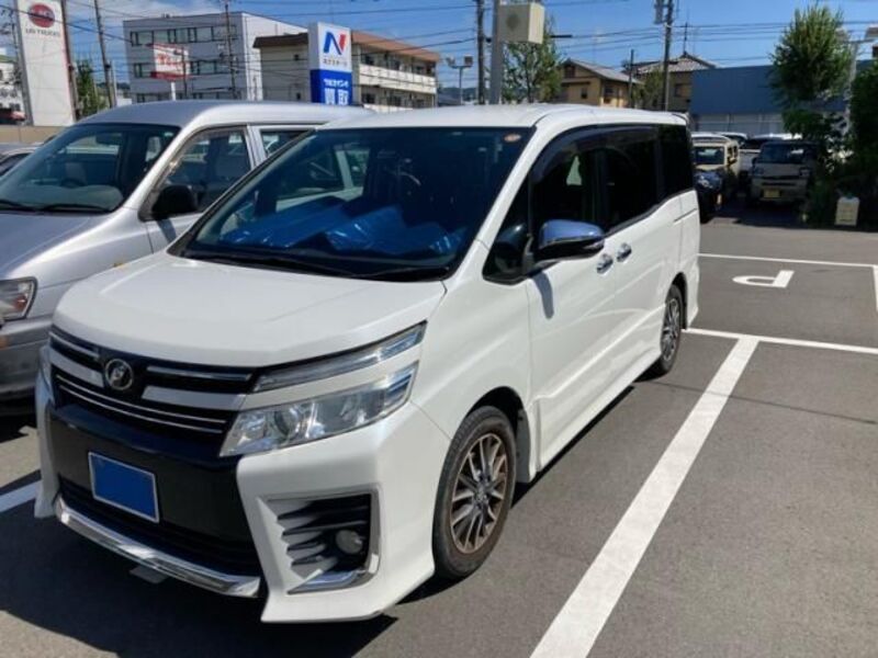 TOYOTA VOXY