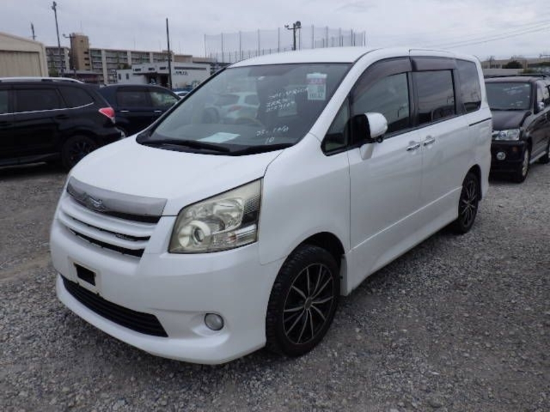 TOYOTA NOAH