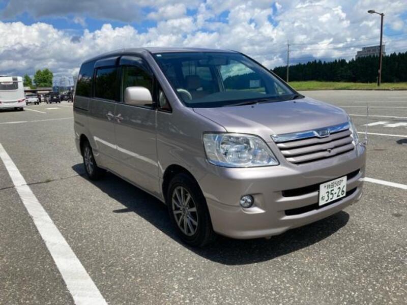 TOYOTA NOAH