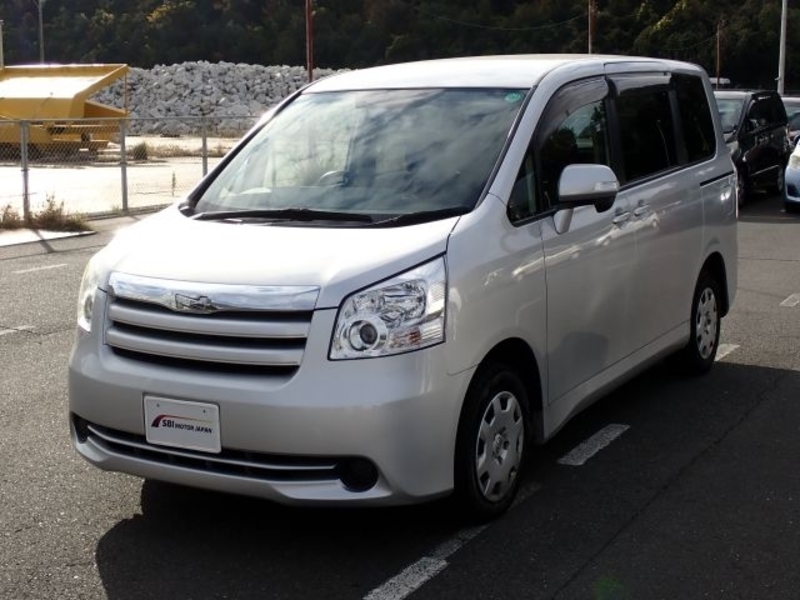 TOYOTA NOAH