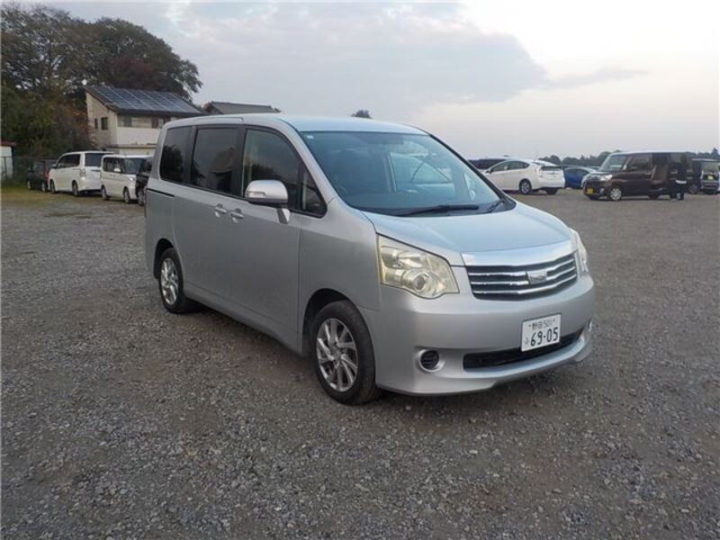 TOYOTA NOAH